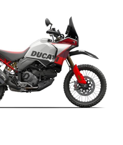 Seitenaufnahme einer silber-roten Ducati Desert X