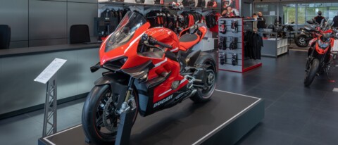 Ducati Panigale  vor langem Gebäude