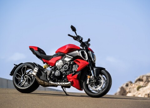 Rote Ducati Diavel auf sonnigem Asphalt abgestellt