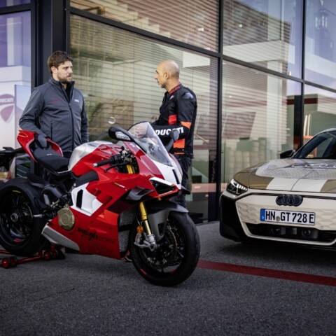 Rot-Weiße Ducati Panigale & Audi E-Tron vor Glasfassade